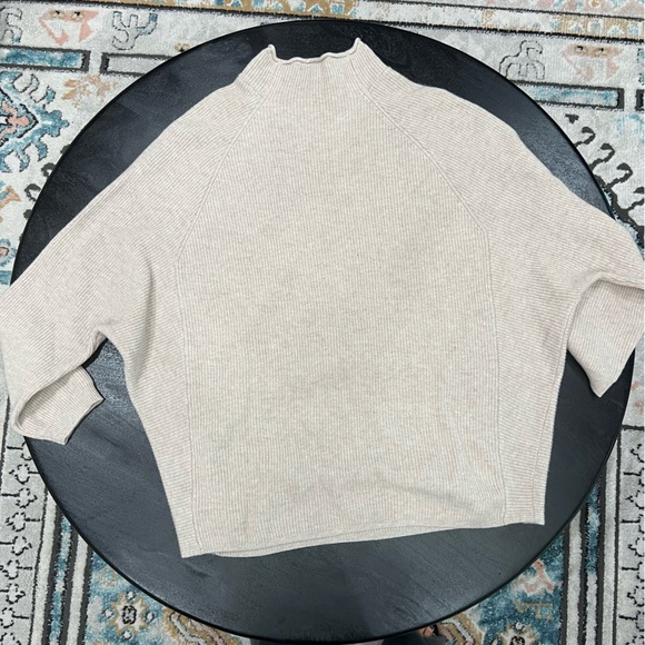 ❤️🤩Skin🤩❤️Mock Neck Cream Knit Sweater Size Small - Picture 2 of 12